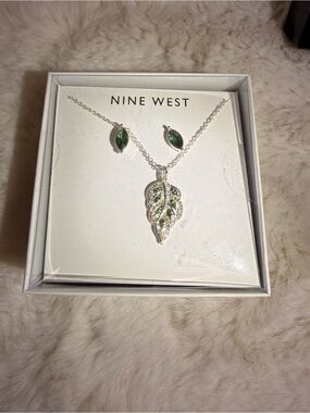 NIB Nine West Leaf Necklace And Pierced Earrings Set Emerald Green Silver Tone